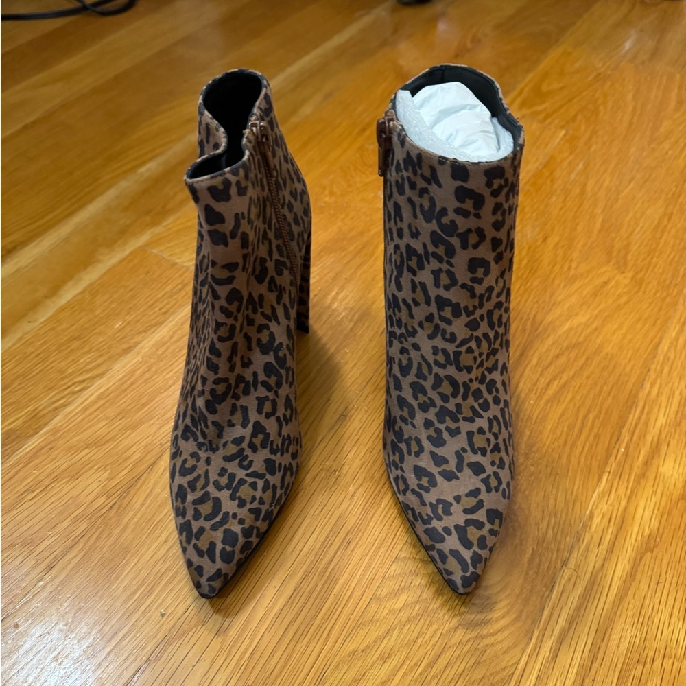 Stuart Weitzman ankle boots
Leopard print